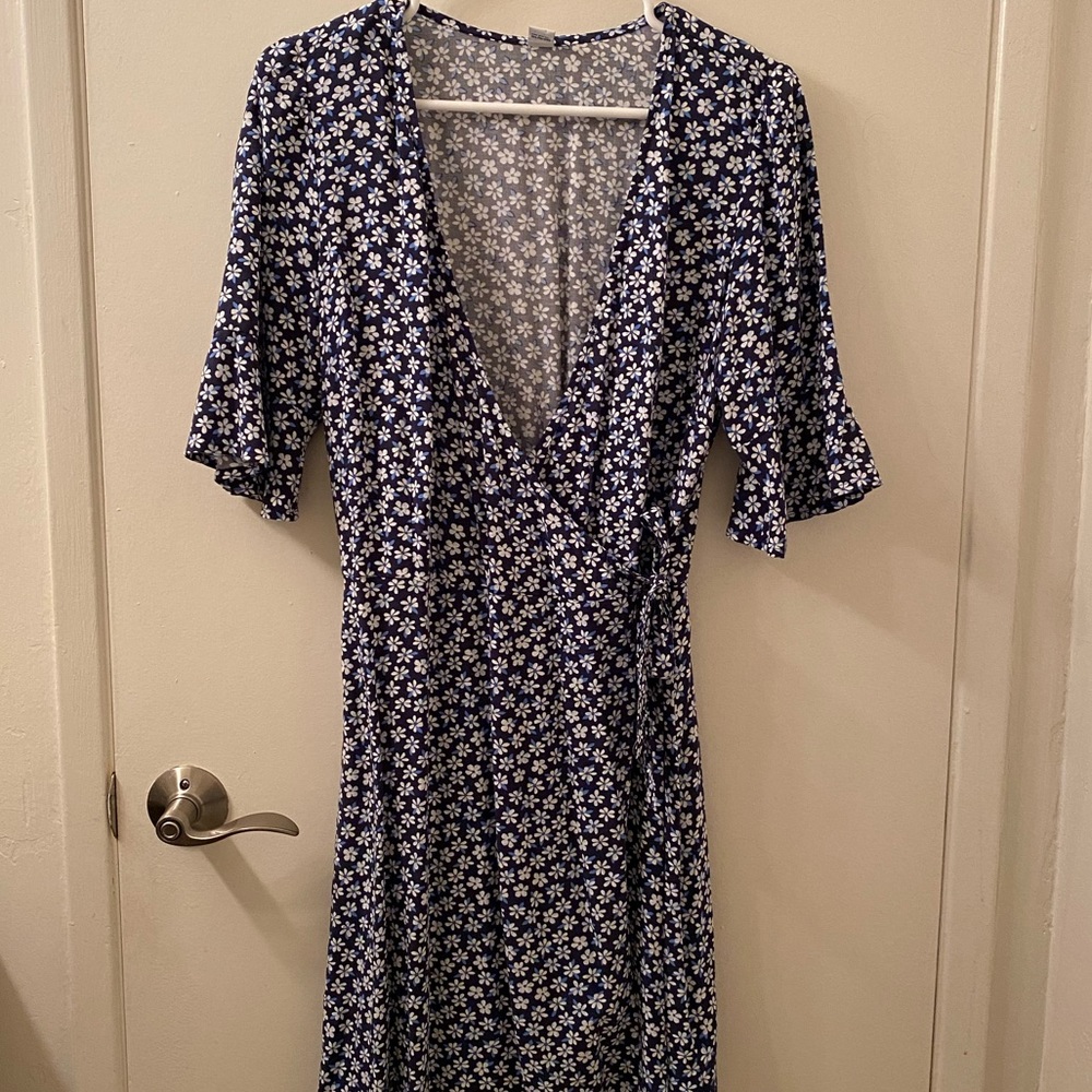 Never worn Old Navy wrap around dress!